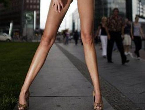 Гламурная блондинка с платком демонстрирует длинные ножки порно фото