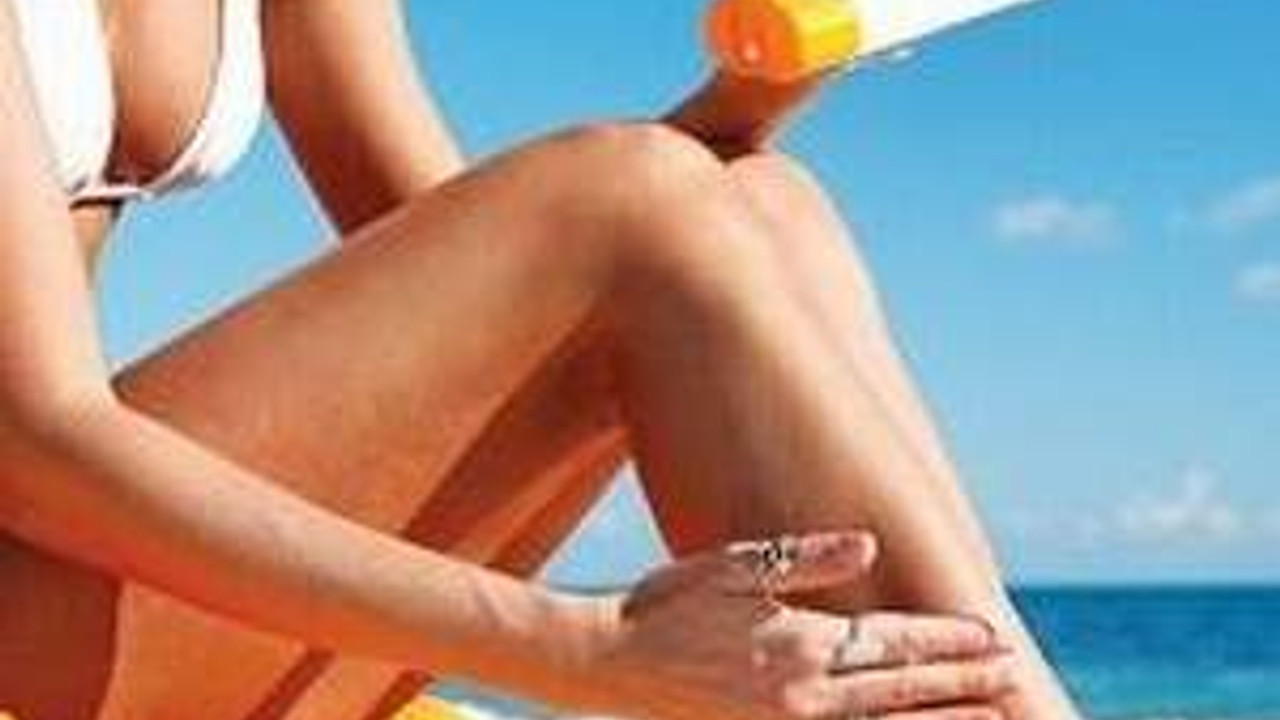 Реклама солнцезащитного крема. Можно ли загореть в сентябре. Лето загар. Как правильно загорать. Можно ли загореть в сентябре.