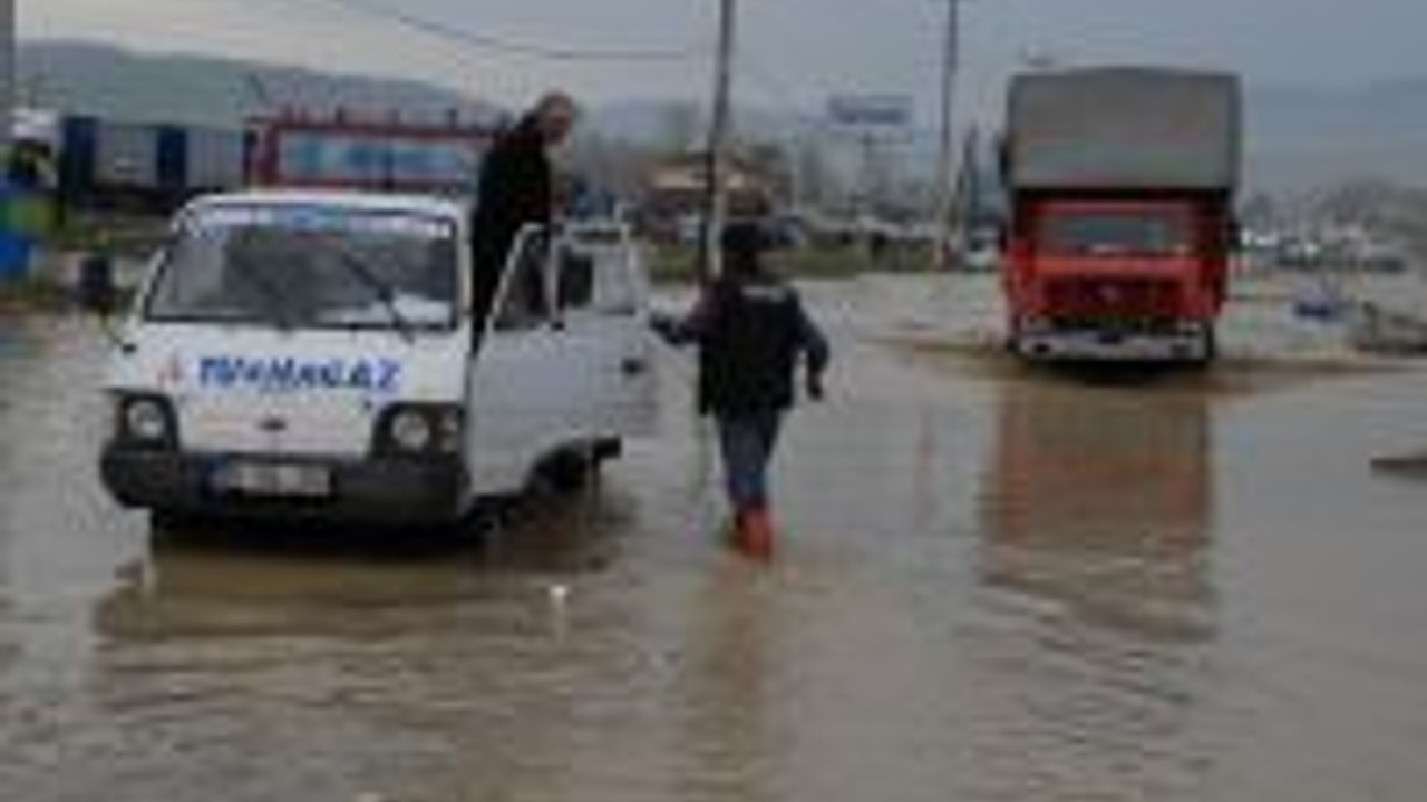 SEL SULARI SAMSUN-ANKARA KARA YOLUNU KAPATTI | Güncel
