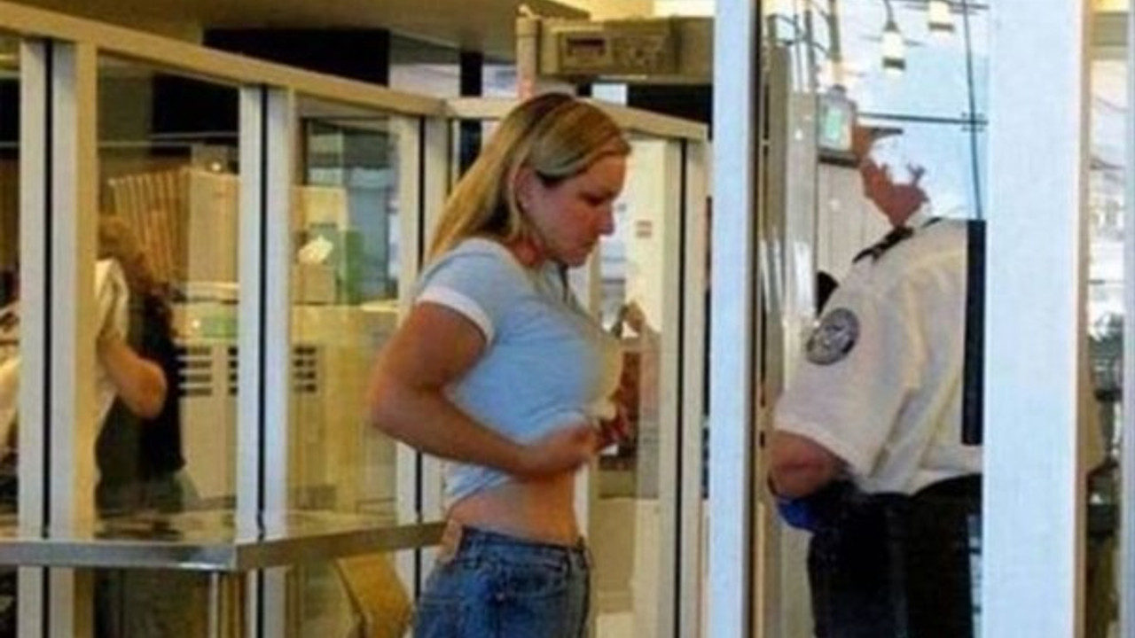 Досмотр женщины. Обыск женщин. Обыск девушек в аэропорту. Полный досмотр женщин. Досмотр женщин в аэропорту.