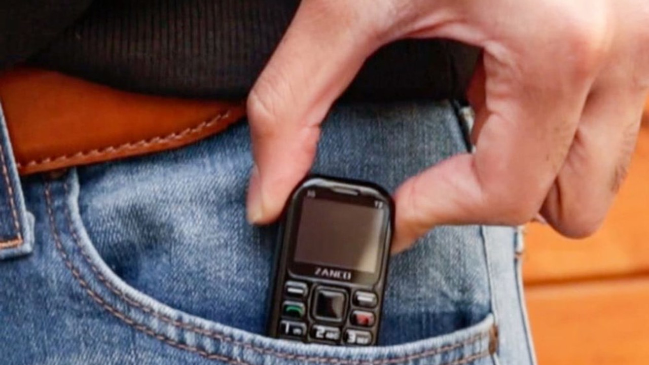 Фотография маленького телефона. Zanco tiny t2. Самый маленький телефон. Самый маленький мобильник 1990. Самый маленький телефон сегодня.