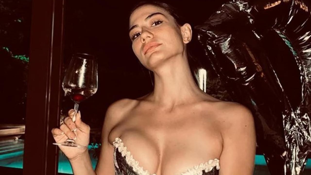 Demet Özdemir tatil sezonunu açtı: Bikinili pozlarını peş peşe paylaştı