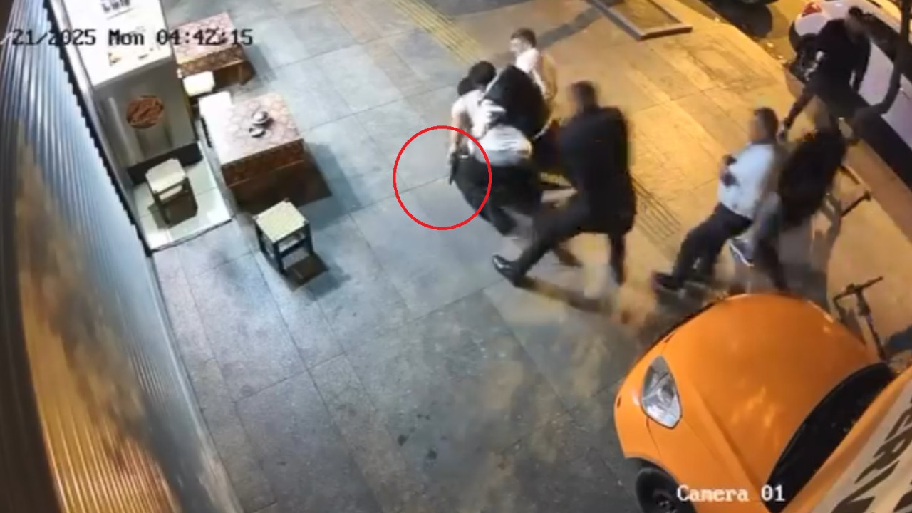 Ankara'da Eğlence Merkezi Önünde Kanlı Kavga: Güvenlik Kameralarına Yansıyan Olayda 1 Yaralı