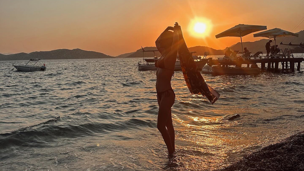 43 Yaşında ve Fırtına Gibi! Sedef Avcı'nın Cesur Tatil Pozları Tüm Rekorları Yıktı