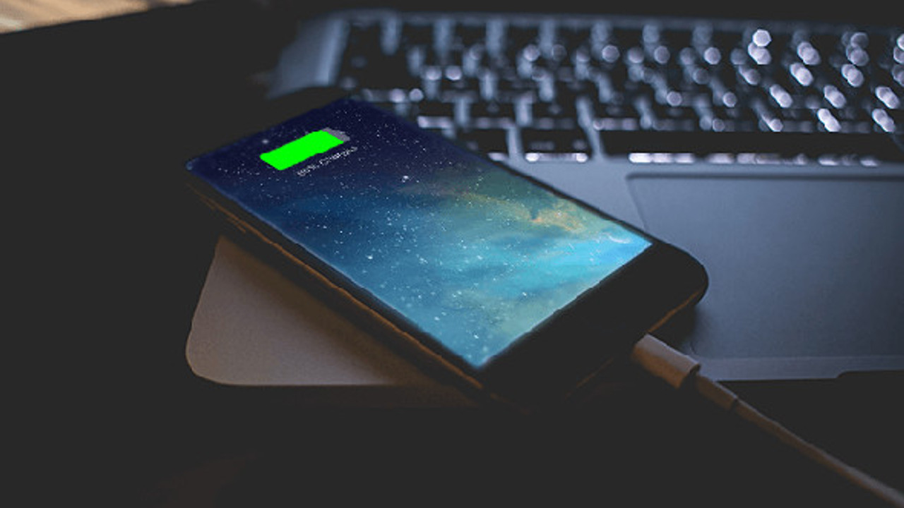 Ноут быстро разряжается. Быстро разряжается айфон 11. Iphone Charging. Iphone with Charging. Night iphone charge.