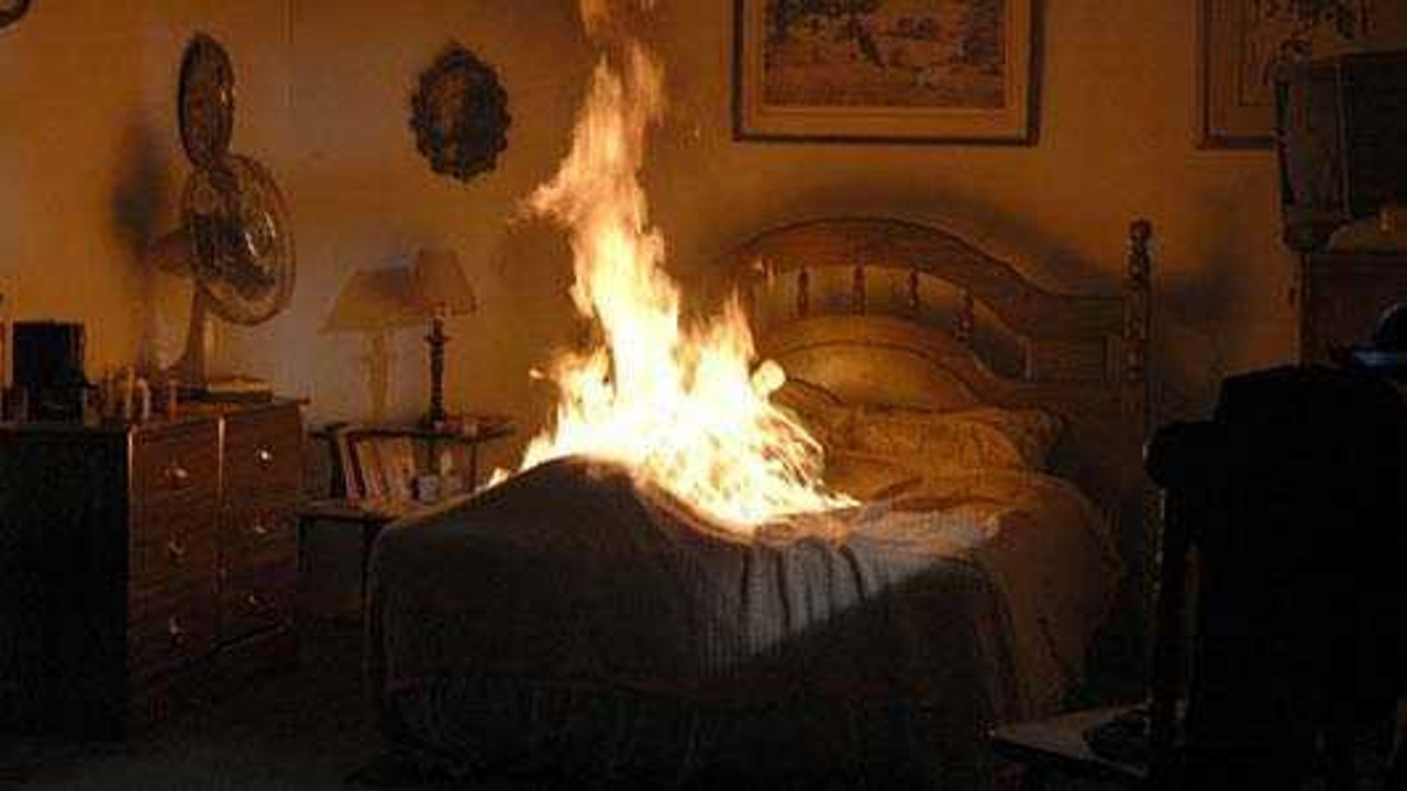 Спалил в постели. Кровать в огне. Горящая комната. Горящая кровать.