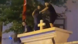 Kadıköy'de kilise kapısı üzerinde dans edenler gözaltında