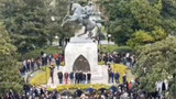 Vatandaşın ''Atatürk Anıtı'' nöbeti AK Partili ismi rahatsız etti! Tepki çeken paylaşım
