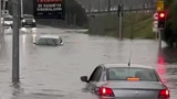 İzmir sular altında! Arabalar yolda suya gömüldü