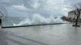 İstanbul'da dev dalgalar kıyıları dövdü!