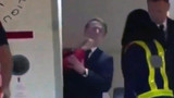 Fransa Cumhurbaşkanı Macron kameralar önünde eşinden tokat yedi