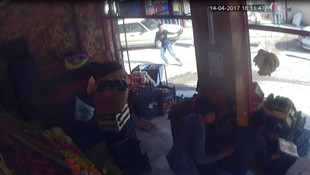 Tüfekli saldırıya domatesle karşılık verdi