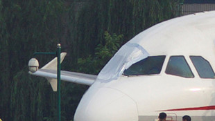 Uçakta şoke eden olay ! Pilot camdan fırlıyordu...