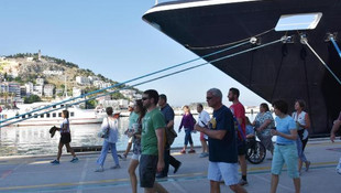 ''Zenginler gemisi'' Kuşadası'nda