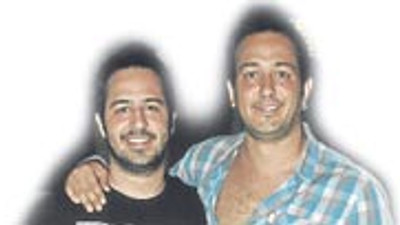 Kardeşi sanki Sarp apak’ın <font color=red>ikizi gibi</font> !