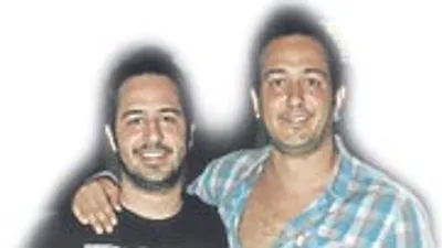 Kardeşi sanki Sarp apak’ın <font color=red>ikizi gibi</font> !