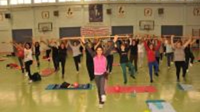 Kadınlar Ve Çocuklar Spor Yapmayı Sevdi