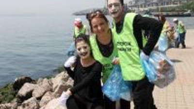Pandomim Sanatçıları, Üniversitelilerle Birlikte Sahilde Çöp Topladı