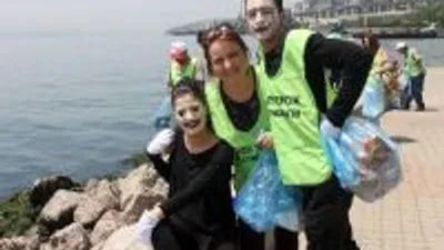 Pandomim Sanatçıları, Üniversitelilerle Birlikte Sahilde Çöp Topladı