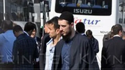 THY cübbe giydi, takke taktı !