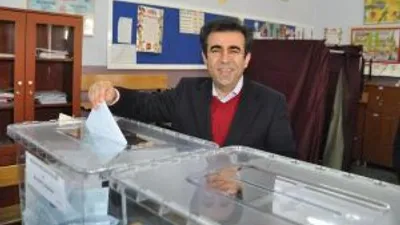 Mersinde Adaylar Hayırlı Olsun Dilekleriyle Oylarını Kullandı