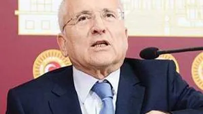 Haluk Özdalga kitabını imzalıyor