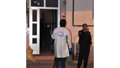 Yüksek Mimar, Çamaşır İpiyle Kendini Astı
