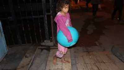 Buz Gibi Kaldırımda Çıplak Ayaklarıyla Para Kazanmaya Çalışıyor