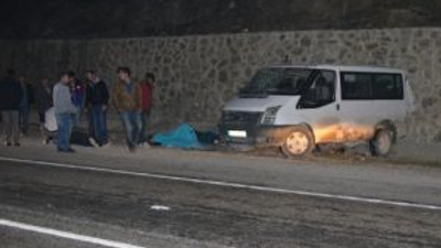 Kozanda işçileri taşıyan minibüs yoldan çıktı, 12 işçi yaralandı