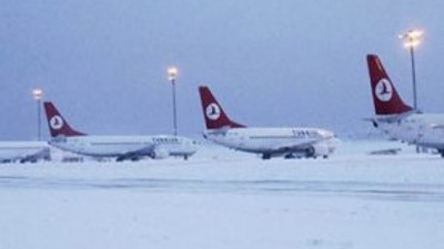 Van'da uçaklara kar engeli