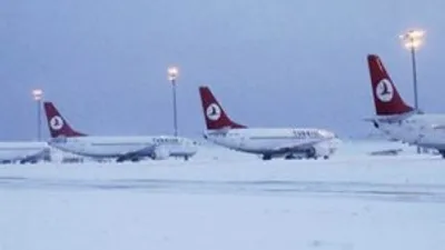 Van'da uçaklara kar engeli