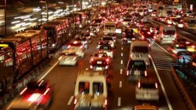 Dökülen bıçaklar trafiği felç etti