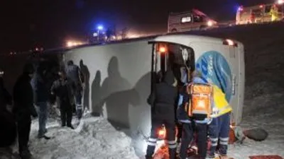 Erzincan’da yolcu otobüsü devrildi: 1 ölü, 45 yaralı