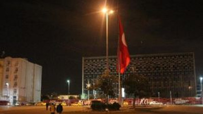 Taksimdeki Dev Türk Bayrağı Yarıya İndi