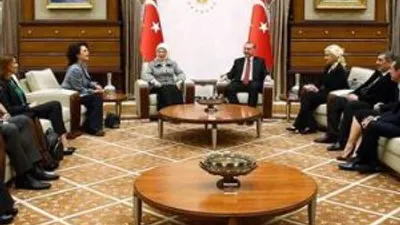Saray'da sanatçı zirvesi