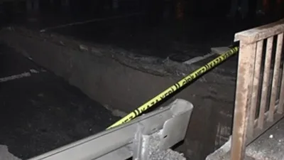 Köprüdeki göçük E-5'i çift yönlü ulaşıma kapadı !