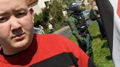 Neonaziler yanlış trene binince...