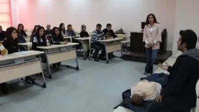 Kucağında Bebeğiyle Derse Girdi