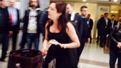 Kadın avukat tepkisini soyunarak gösterdi