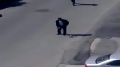 Bu adam sokak ortasında ne yapıyor ?