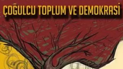 Haluk Özdalga kitabını imzalıyor