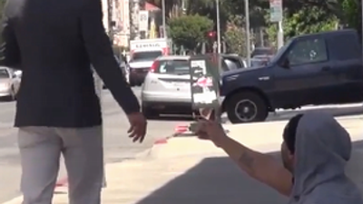 Bu dilenci insanlara para dağıtıyor!