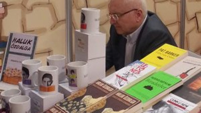 Haluk Özdalga kitabını imzaladı