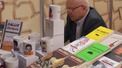 Haluk Özdalga kitabını imzaladı