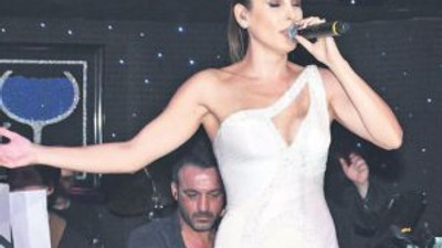 Kristal işlemeli elbise giydi