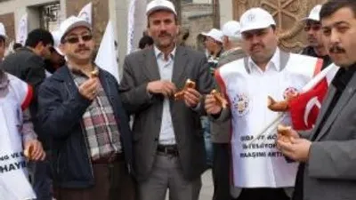 Kayseri'de İşçiler 1 Mayıs'ta Güvercin Uçurup, Simit...