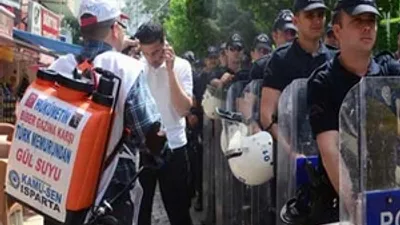 İlginç protesto: Polise gül suyu sıkıldı