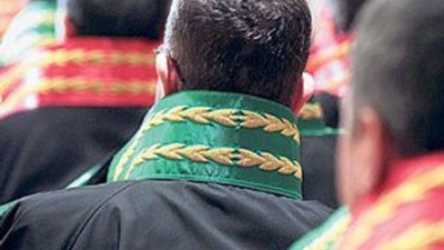 O hakim davalardan çekildi