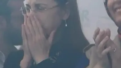 Bakan konfetilere dayanamadı