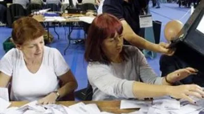 Cameron kazandı, istifalar peş peşe geldi